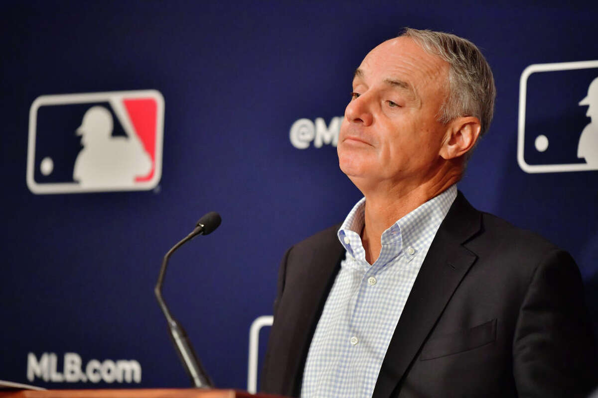 El comisionado de las Grandes Ligas de Béisbol, Rob Manfred, responde preguntas durante una reunión de propietarios de la MLB.