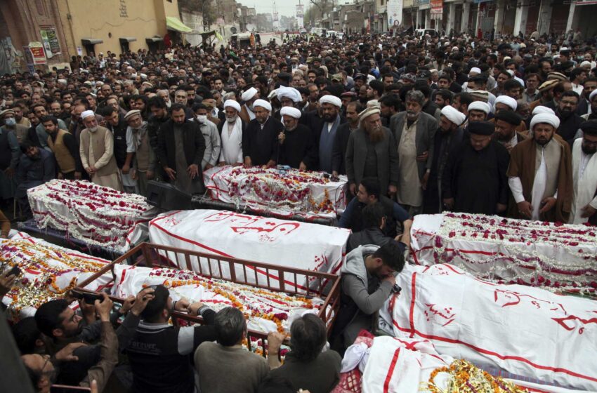 El número de muertos asciende a 63 en el mortífero ataque a la mezquita del EI en Pakistán
