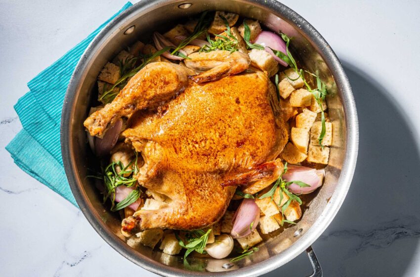  El pollo asado en una olla con pan y jugos es un festín entre semana