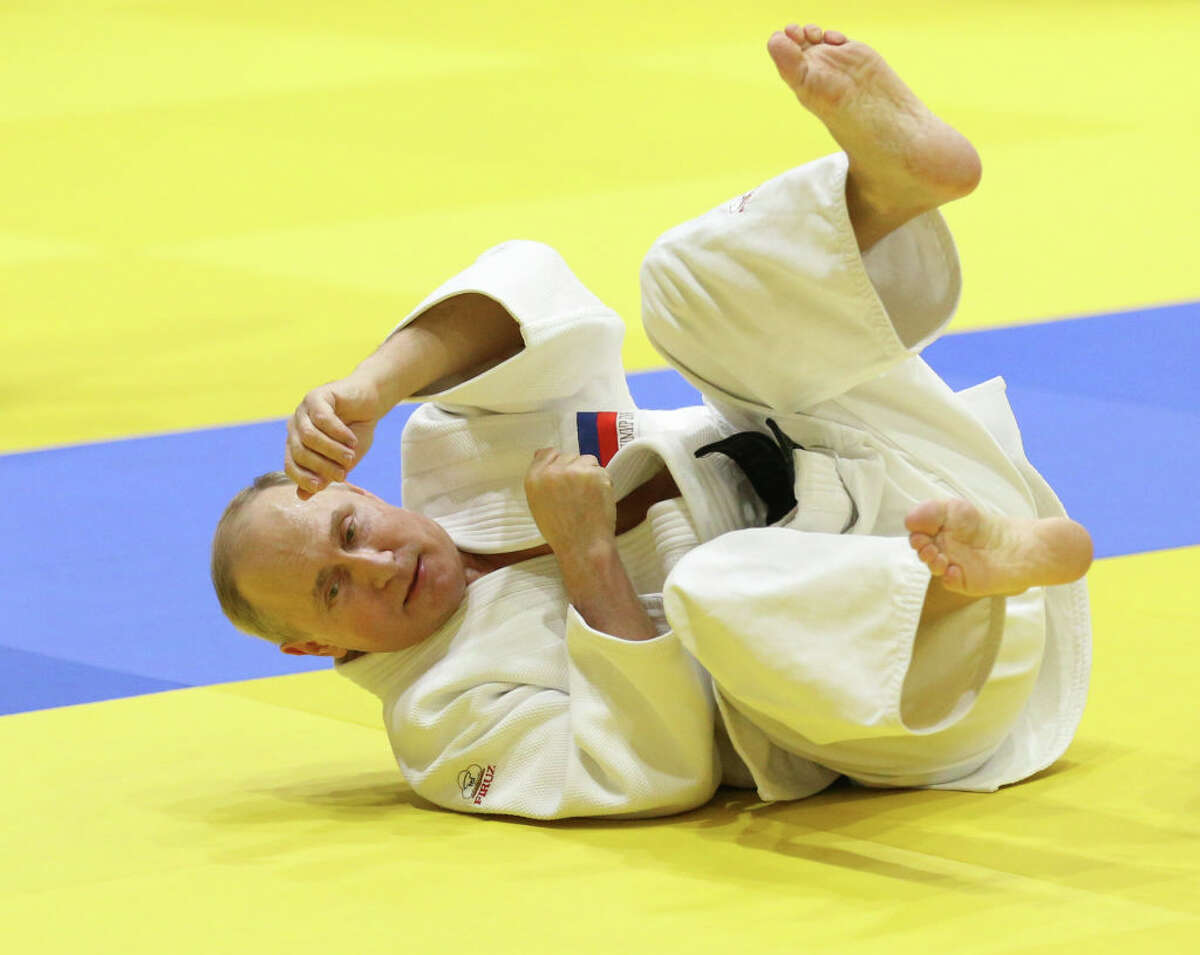 El presidente ruso, Vladimir Putin, se cae durante los entrenamientos de judo en el complejo Yug Sport en Sochi, Rusia, el 14 de febrero de 2019. 