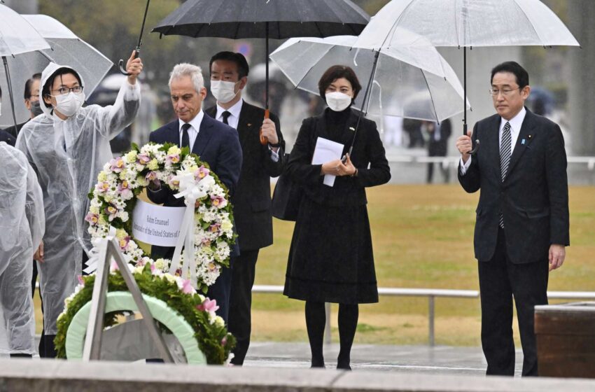  El primer ministro de Japón y el enviado de EE.UU. rezan en Hiroshima en medio de los temores nucleares de Rusia