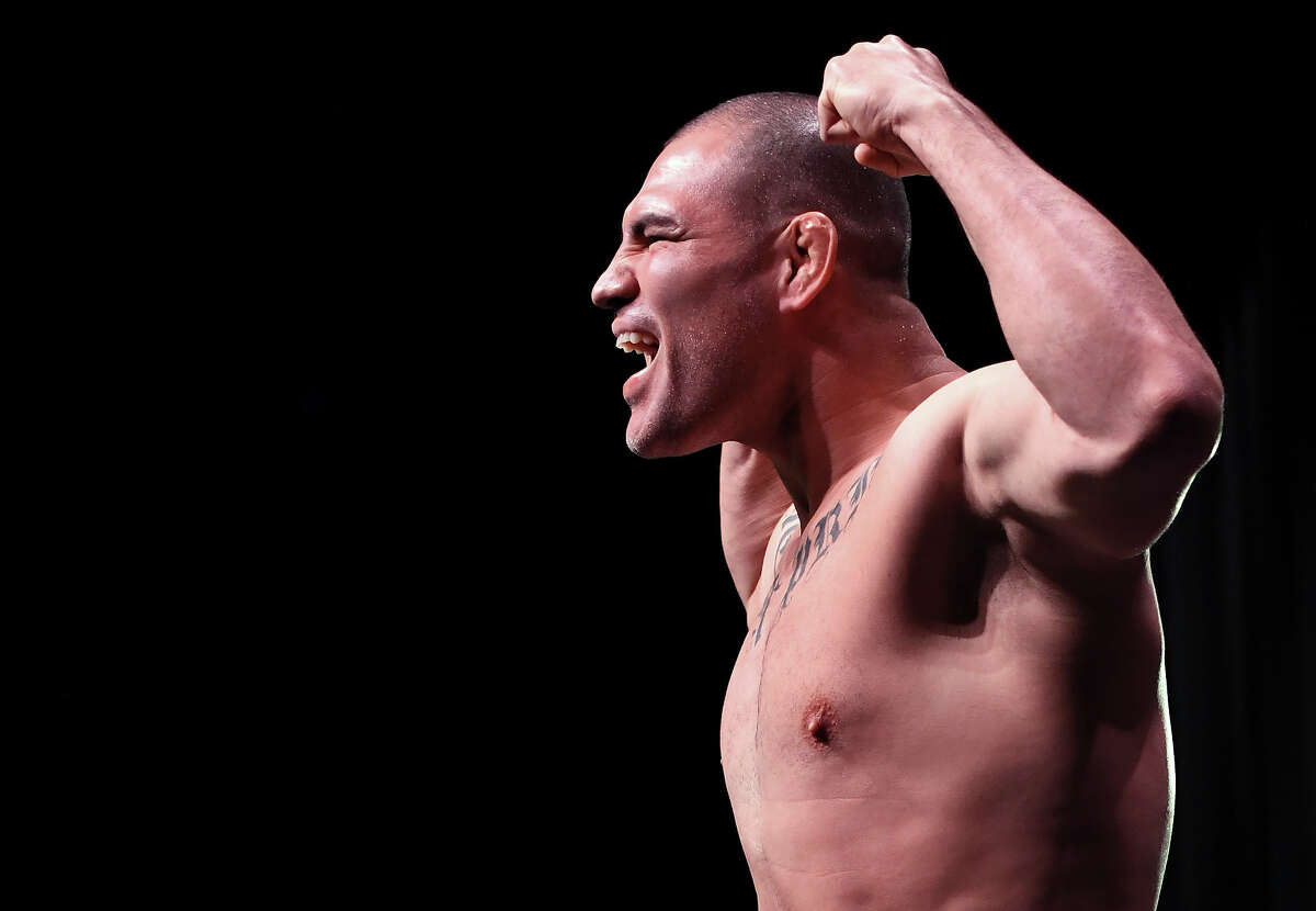 Cain Velásquez posa en la báscula durante el pesaje de UFC Fight Night en el Teatro Comerica el 16 de febrero de 2019 en Phoenix, Arizona. 