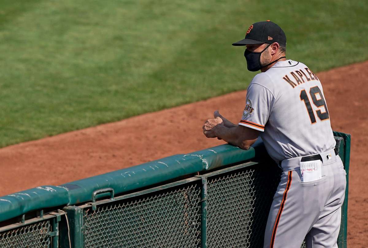 OAKLAND, CALIFORNIA - 20 DE SEPTIEMBRE: El gerente Gabe Kapler #19 de los Gigantes de San Francisco mira contra los Atléticos de Oakland en la parte superior de la sexta entrada en el RingCentral Coliseum el 20 de septiembre de 2020 en Oakland, California.