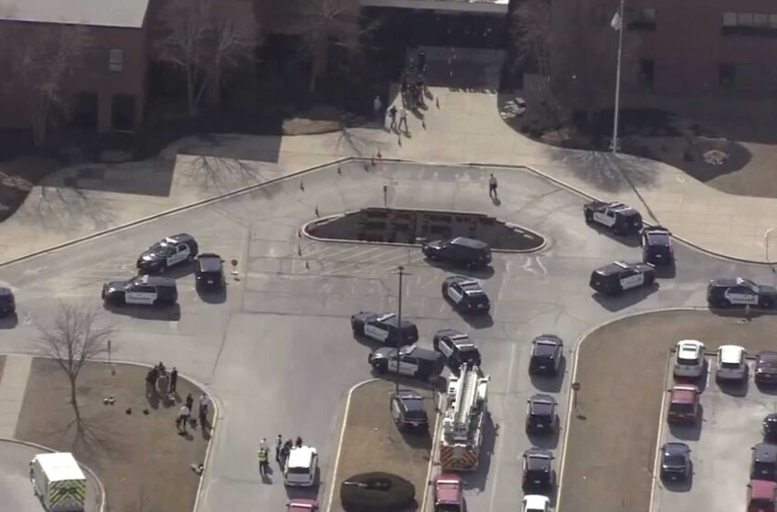  Estudiante acusado de un tiroteo en una escuela de Kansas que hirió a 2 personas