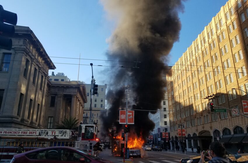  Furgoneta vista en llamas en el centro de San Francisco