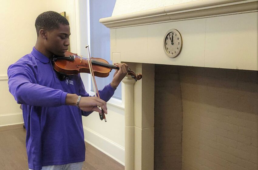  La afición al violín llevó a un estudiante al Carnegie Hall