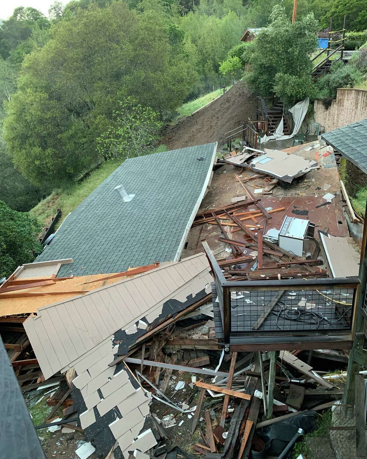 Una casa en la ladera de una colina en Fairfax, California, se derrumbó el 29 de marzo de 2022, dijeron las autoridades. 