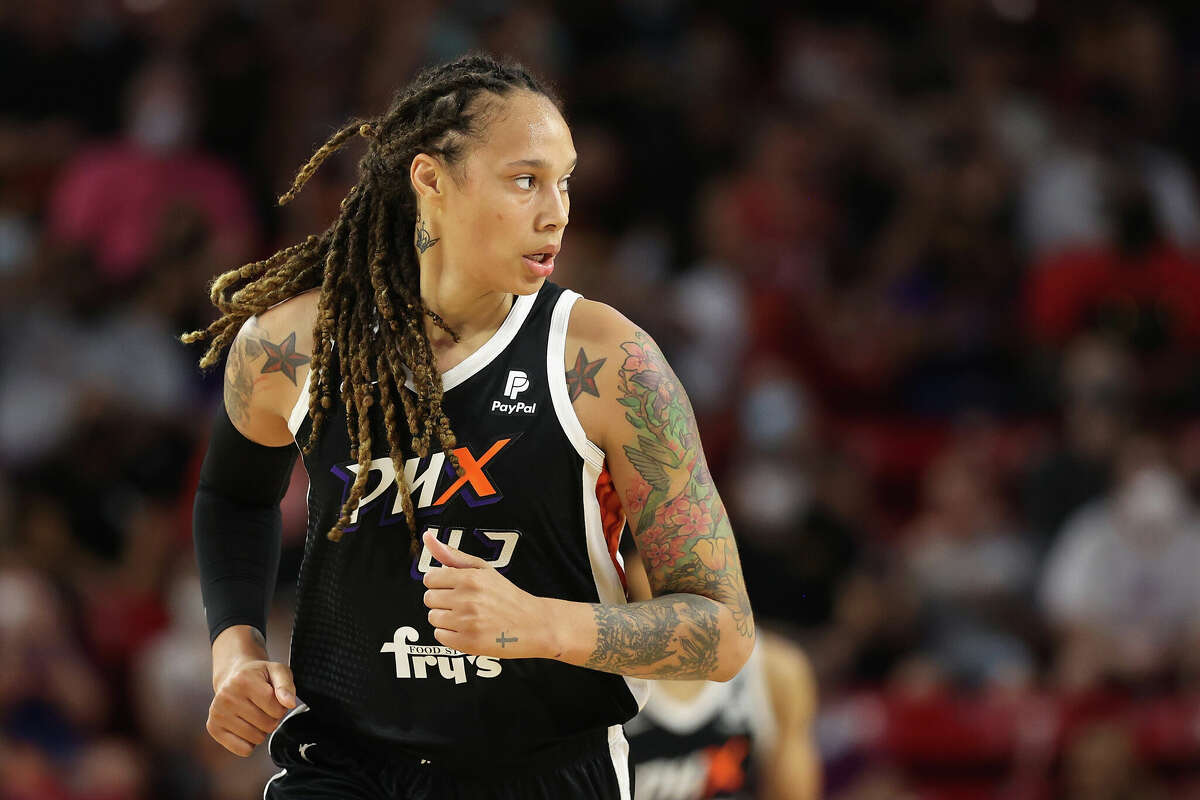 Brittney Griner de Phoenix Mercury durante el Juego Tres de las semifinales de la WNBA 2021 en Desert Financial Arena el 3 de octubre de 2021 en Tempe, Arizona. 