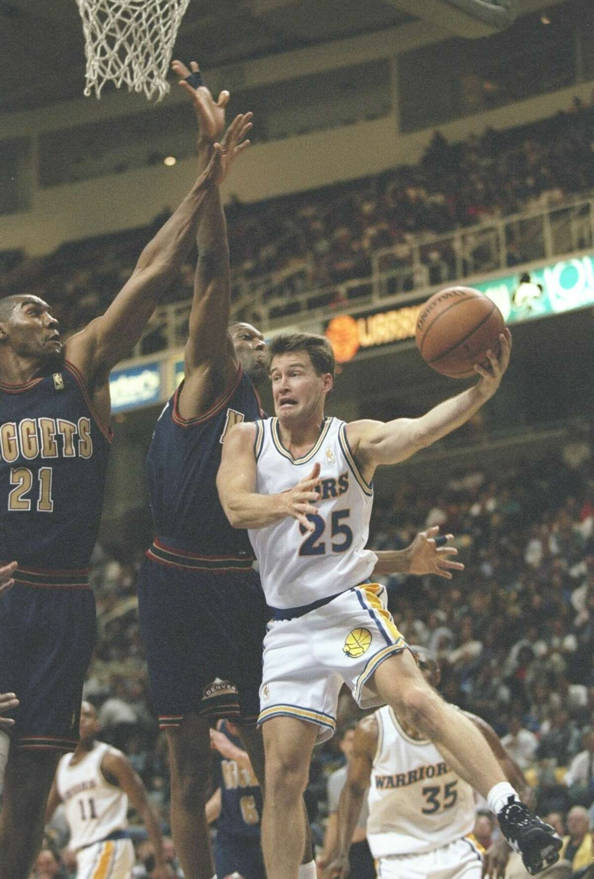 3 de diciembre de 1996: El guardia Mark Price de los Golden State Warriors intenta pasar al delantero Tom Hammonds de los Denver Nuggets en el San Jose Arena en San Jose, California. Los Warriors ganaron el juego 114-99.