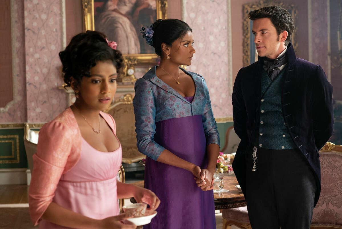 En la última temporada de Bridgerton, Lord Anthony Bridgerton (Jonathan Bailey) corteja a la señorita Edwina Sharma (Charithra Chandran), pero primero debe ganarse la aprobación de su hermana, la señorita Kate Sharma (Simone Ashley).