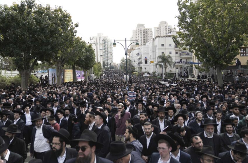  La policía israelí se prepara para el funeral masivo de un importante rabino