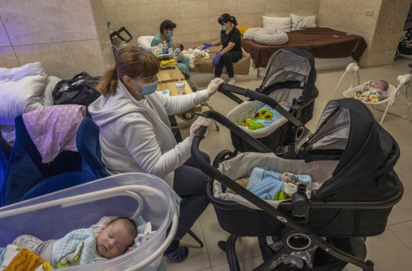  Los bebés subrogados nacidos en Ucrania esperan la guerra en el sótano