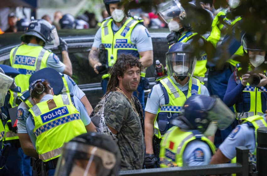  Los manifestantes de Nueva Zelanda prenden fuego mientras la policía disuelve el campamento