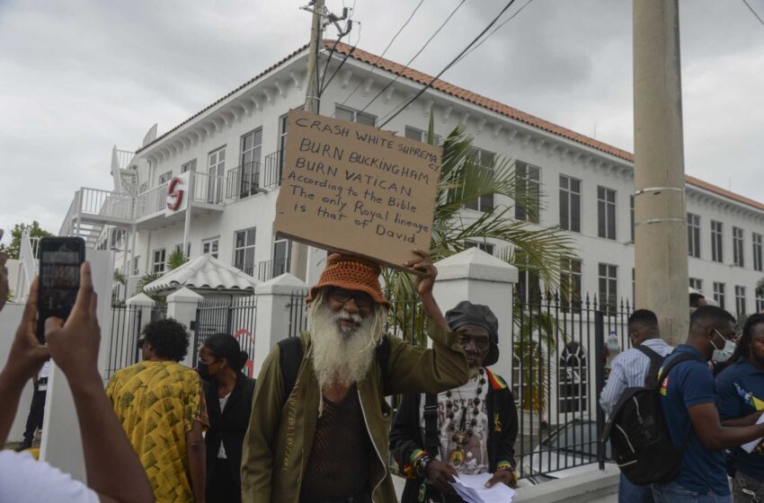  Los manifestantes en Jamaica rechazan a la realeza antes de su visita oficial