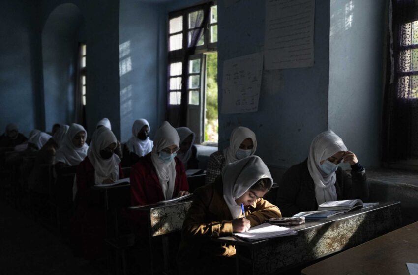  Los talibanes prohíben la educación superior de las niñas a pesar de sus promesas anteriores