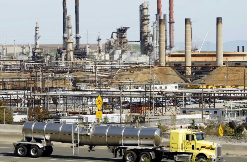  Los trabajadores del acero se preparan para una huelga en la refinería de Chevron en California