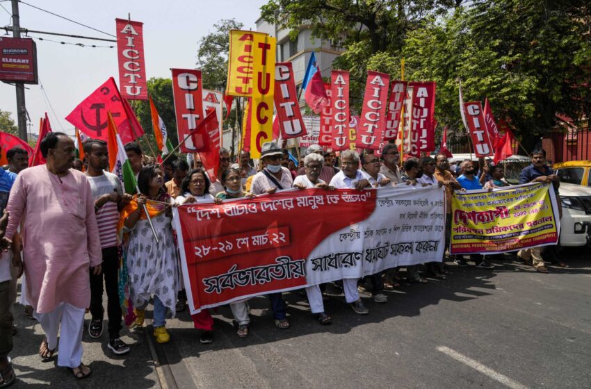  Los trabajadores se declaran en huelga en toda la India para reclamar derechos laborales y mejores salarios