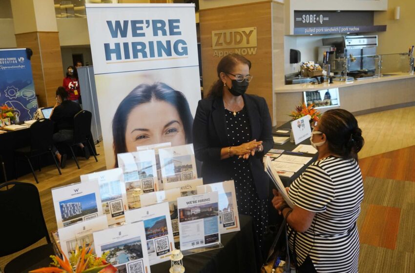  Menos estadounidenses solicitan prestaciones por desempleo la semana pasada