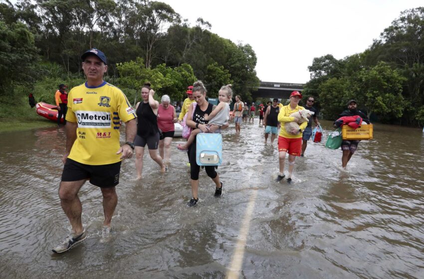  Miles de personas evacuan las peores inundaciones de Australia en décadas