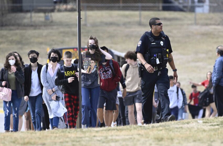  Policía: Un estudiante dispara y hiere a dos personas en un instituto de Kansas