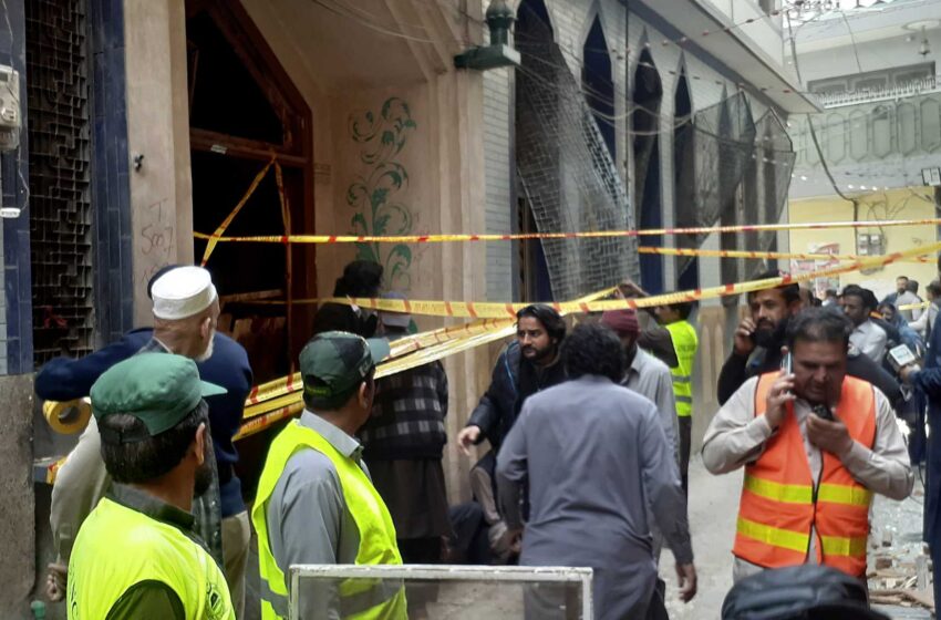  Un atentado suicida mata a 56 personas en una mezquita chiíta en Pakistán