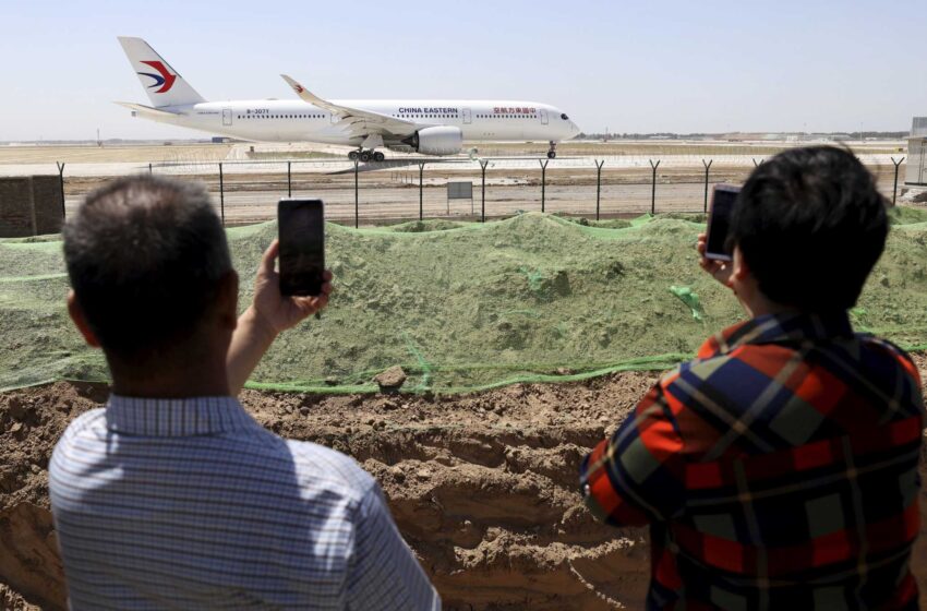  Un avión chino se estrella con 132 personas a bordo en el sur del país