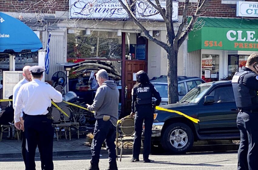  Un coche se estrella contra la cafetería exterior de un restaurante de DC, una mujer ha muerto