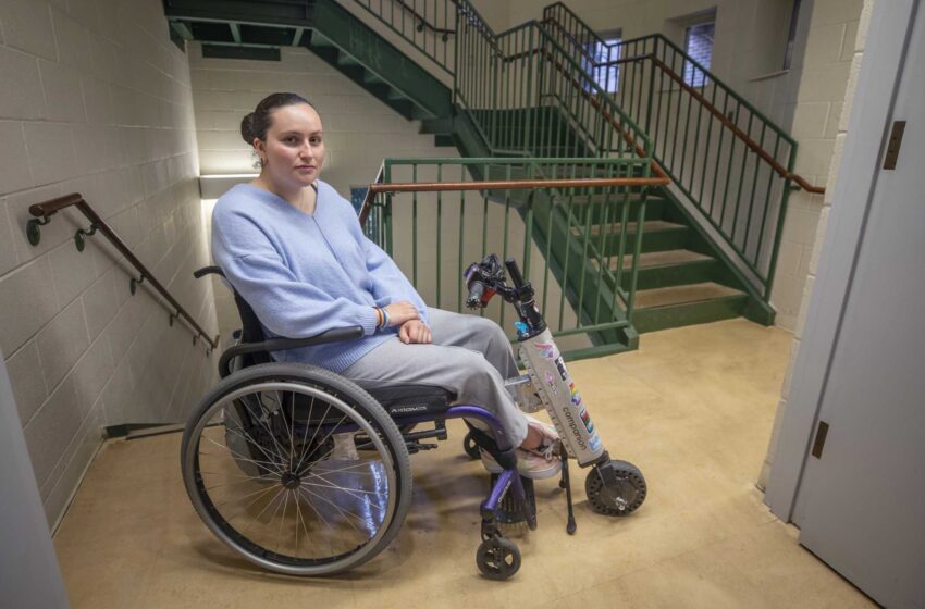  Un estudiante en silla de ruedas pone de manifiesto los problemas de accesibilidad en la UNC
