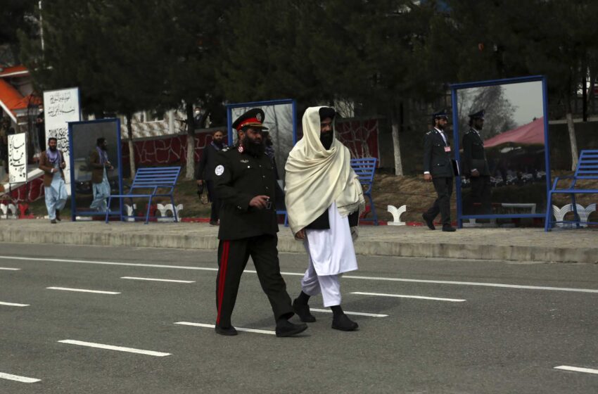  Un funcionario talibán buscado por Estados Unidos hace una rara aparición pública