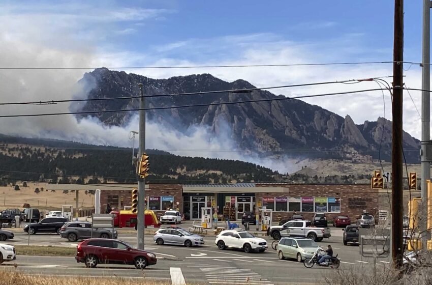  Un incendio forestal en Colorado obliga a evacuar a 19.000 personas