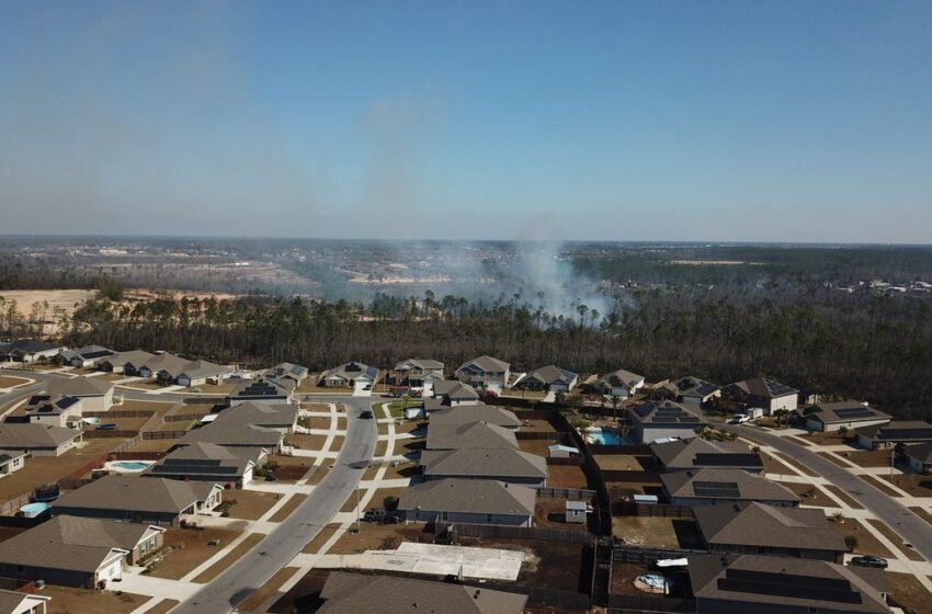  Un incendio obliga a evacuar 600 viviendas en el Panhandle de Florida