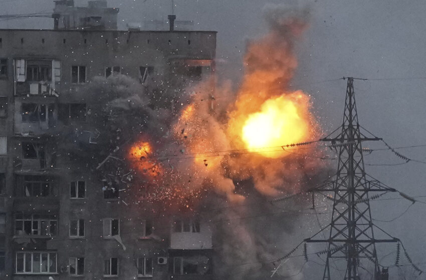  Un vídeo de AP muestra fuego de tanques y francotiradores en la sitiada Mariupol