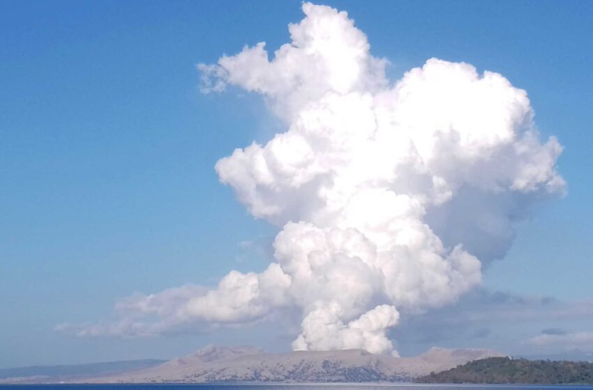  Un volcán filipino cerca de la capital arroja ceniza y gas