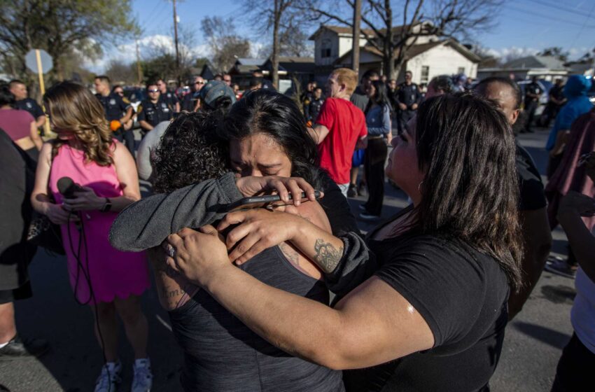 Una multitud se enfrenta a la policía de San Antonio tras un tiroteo mortal