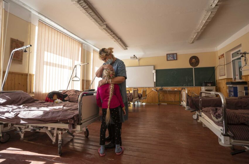  Una niña y su hámster: La mitad de los niños de Ucrania huyen de la guerra