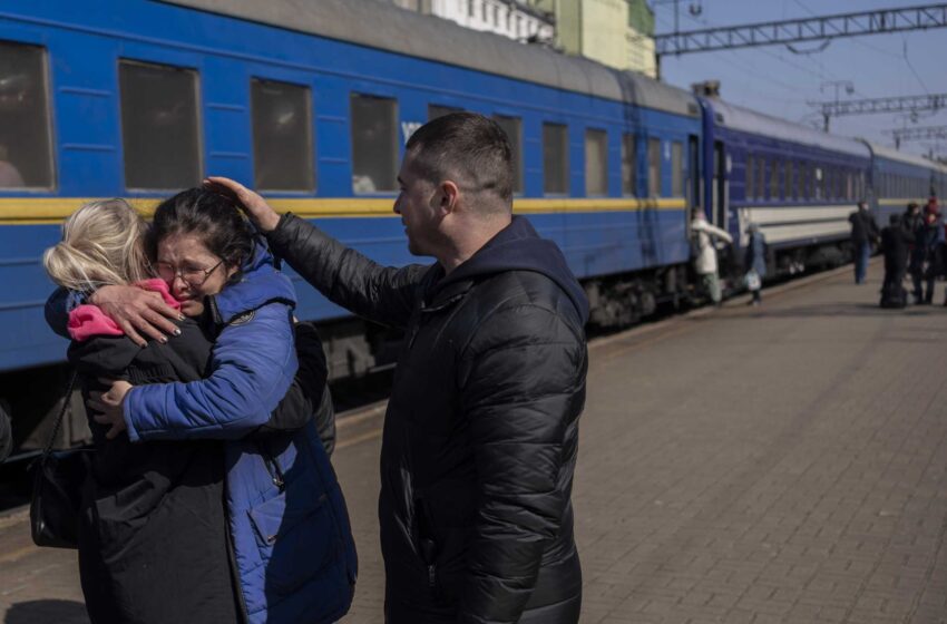  Ya no hay ciudad”: Los supervivientes de Mariupol toman el tren para ponerse a salvo