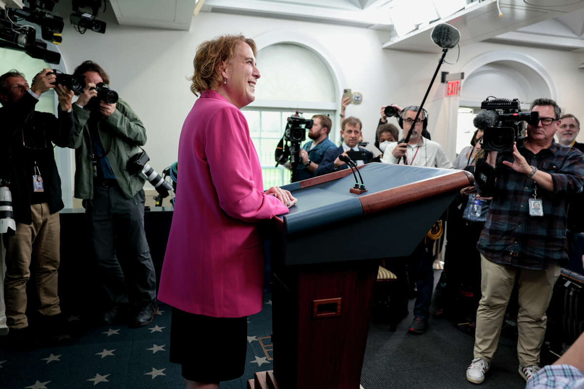 "¡Peligro!" la campeona Amy Schneider habla con los reporteros en la sala de conferencias de prensa James S. Brady de la Casa Blanca el jueves en Washington. En honor al Día Internacional de la Visibilidad Transgénero, Schneider, el primer "Jeopardy!" abiertamente transgénero. ganador, visitó la Casa Blanca para reunirse con el segundo caballero Doug Emhoff y discutir el avance de los derechos de las personas transgénero.