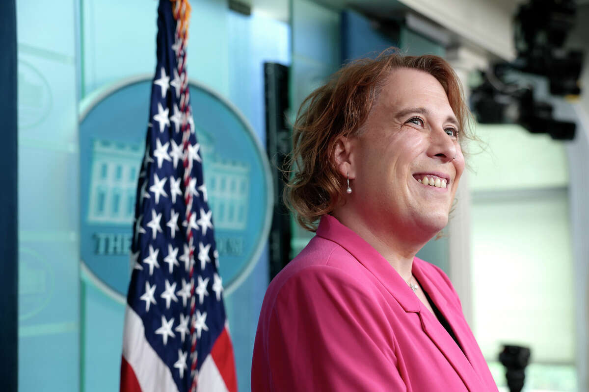 "¡Peligro!" la campeona Amy Schneider habla con los reporteros en la sala de conferencias de prensa James S. Brady de la Casa Blanca el jueves en Washington. En honor al Día Internacional de la Visibilidad Transgénero, Schneider, el primer "Jeopardy!" abiertamente transgénero. ganador, visitó la Casa Blanca para reunirse con el segundo caballero Doug Emhoff y discutir el avance de los derechos de las personas transgénero.