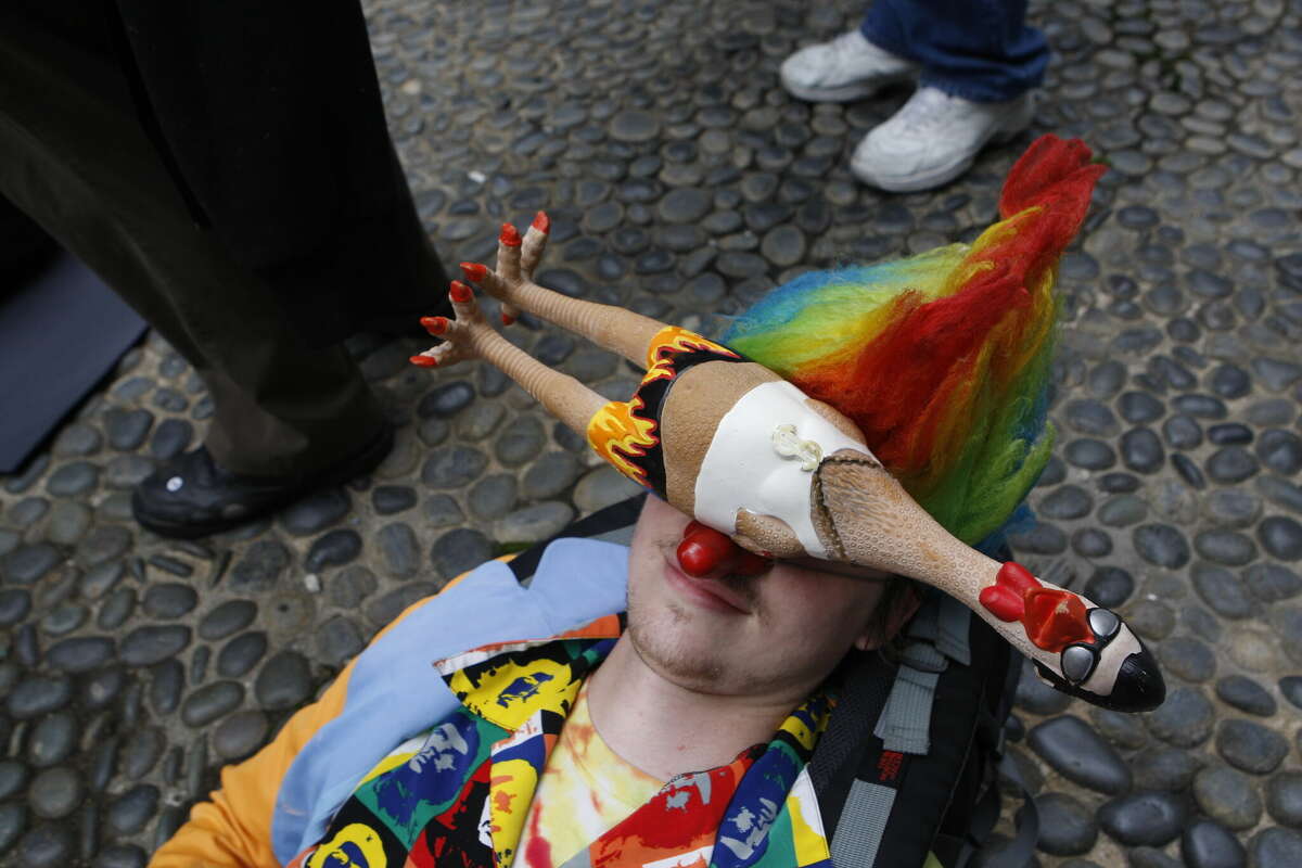 Lars Adams de Oakland se toma un descanso durante el 35º Desfile anual del Día de San Estúpido en el distrito financiero de San Francisco el lunes 1 de abril de 2013.