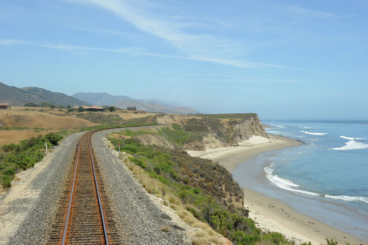 Parte de la ruta del tren de pasajeros Amtrak Coast Starlight, mirando hacia el este a lo largo de la costa de California cerca de Hollister Ranch. 