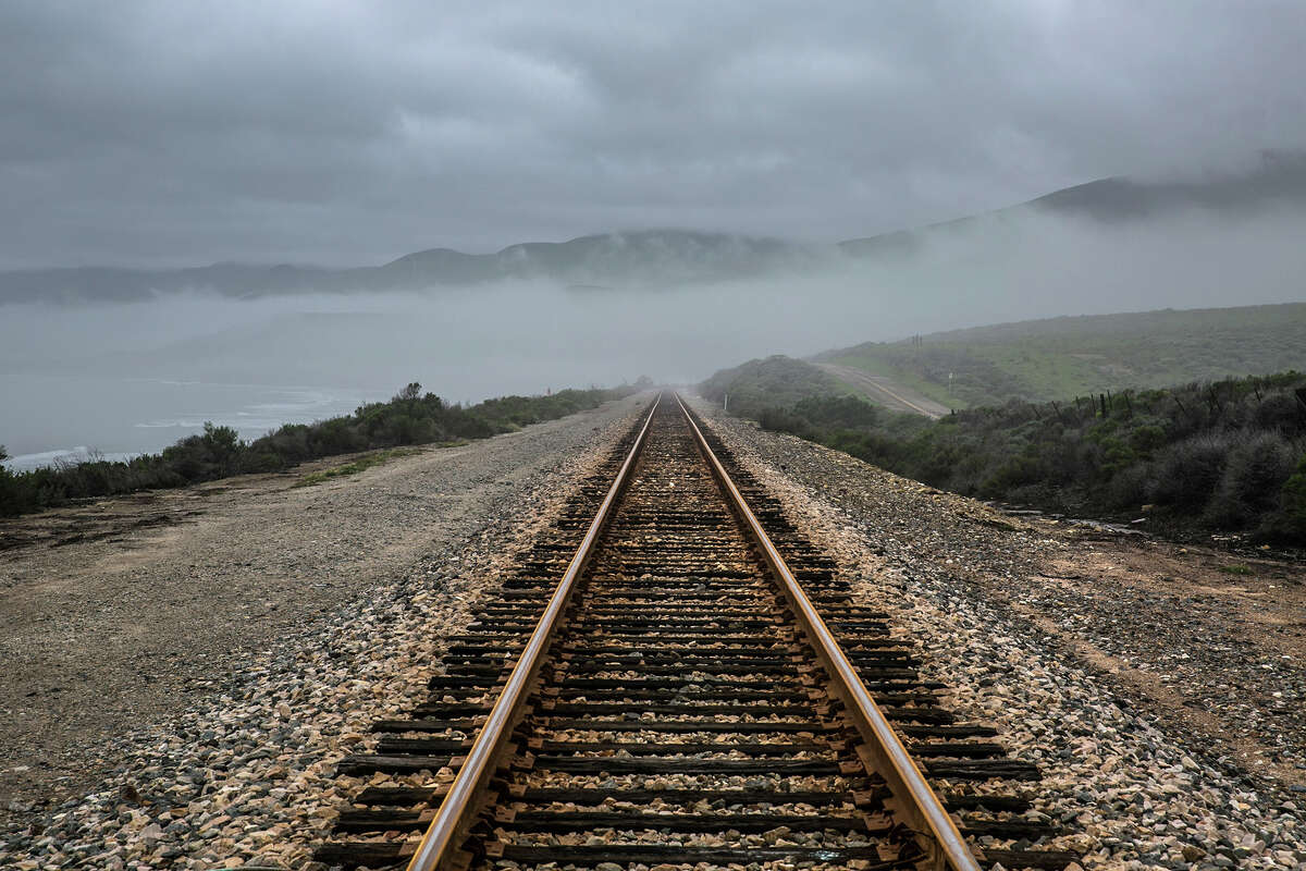 Las vías del tren costero de Amtrak cerca de Jalama Beach, California.