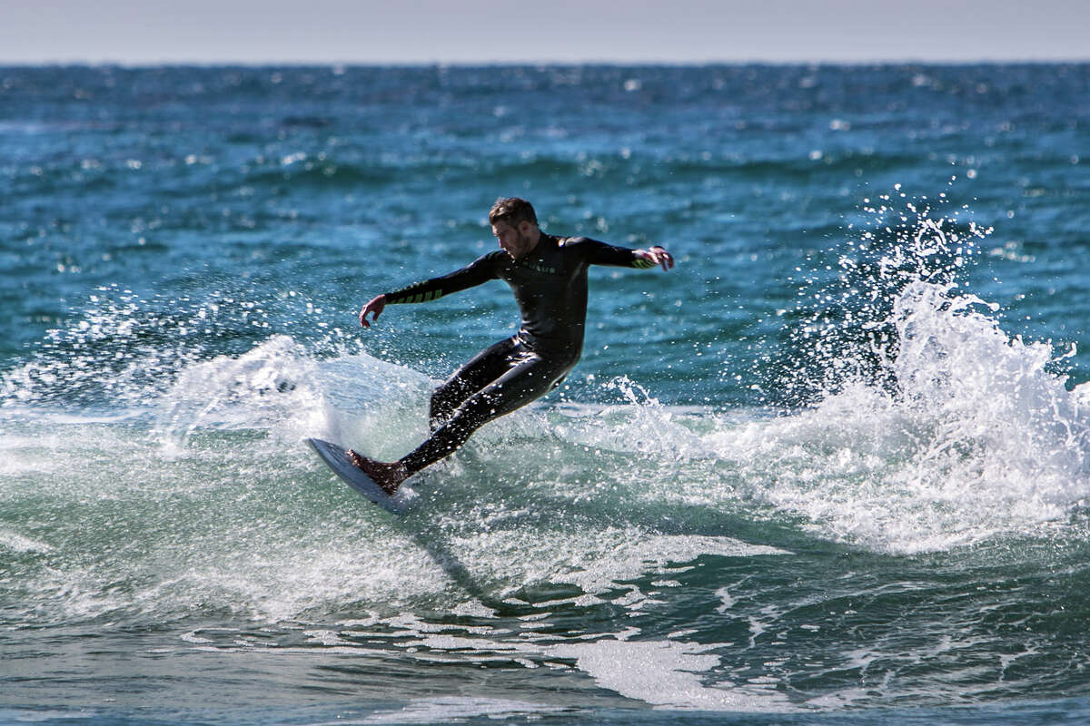 Un surfista coge una ola en la playa de Jalama. Los codiciados descansos cercanos en Hollister Ranch, que durante una década han impedido el acceso público, estarán abiertos a partir del 1 de abril de 2022.
