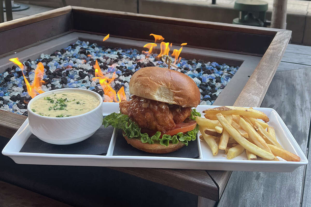 Un sándwich de pescado de roca del Pacífico rebozado en cerveza Anchor Steam, papas fritas y una taza de cangrejo Dungeness y sopa de maíz es un almuerzo especial de $15 en el Blue Mermaid del 1 al 10 de abril. 