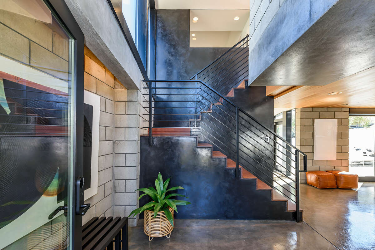 Los niveles de la casa están unidos por esta escalera. 