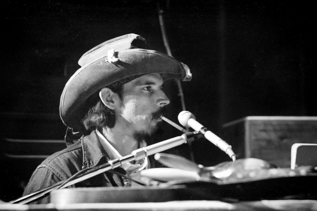 Ron Pigpen McKernan de Grateful Dead actúa en el escenario del Tivoli Concert Hall en abril de 1972 en Copenhague, Dinamarca.