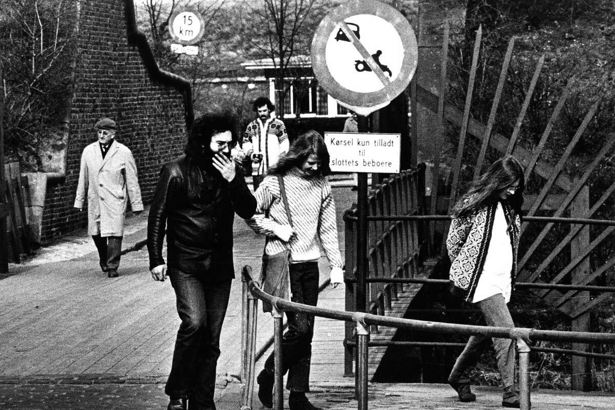 Jerry García de Grateful Dead en abril de 1972 en Copenhague, Dinamarca.