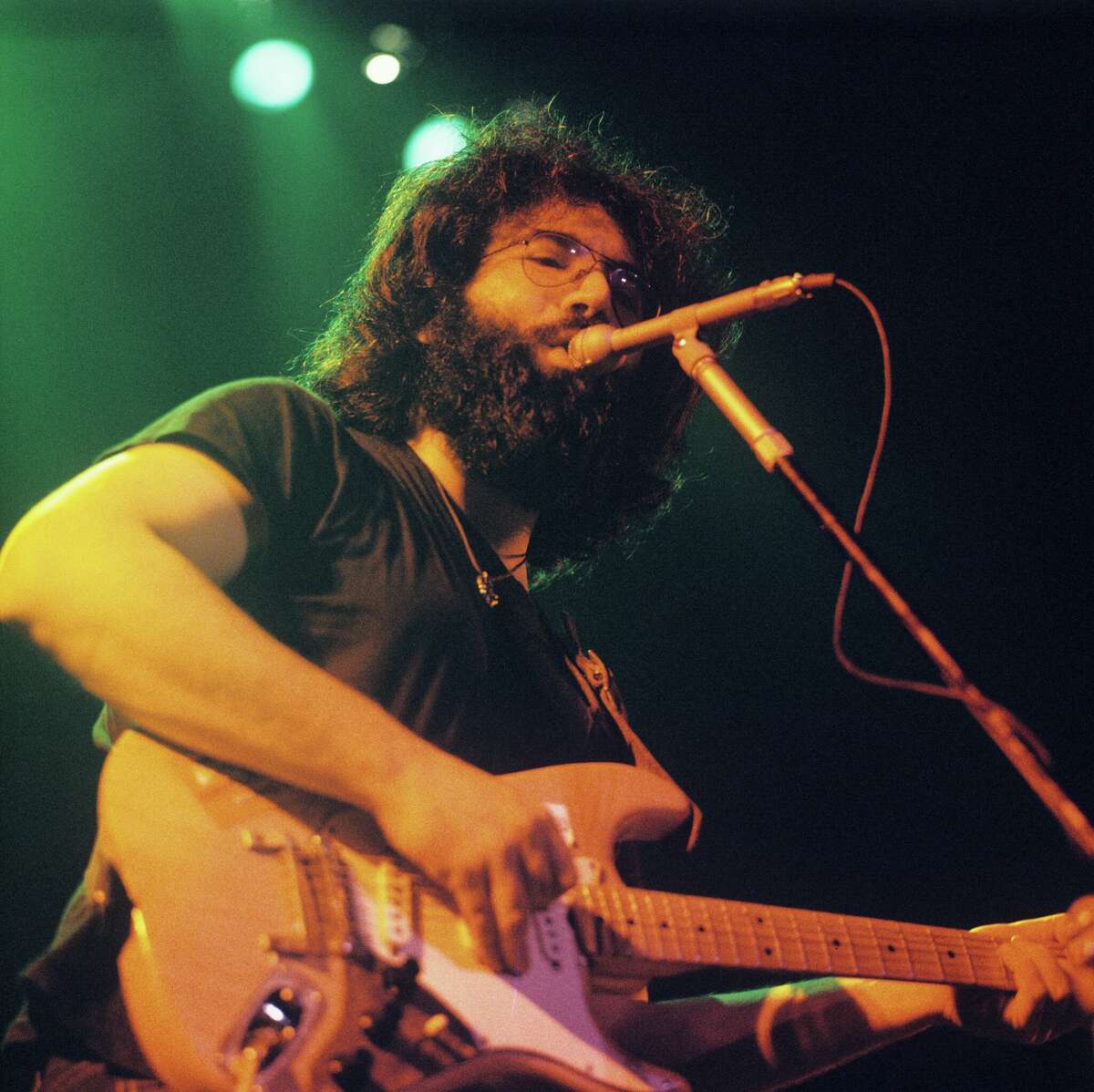 Jerry García de Grateful Dead actúa en el escenario del Tivoli Concert Hall en abril de 1972 en Copenhague, Dinamarca.