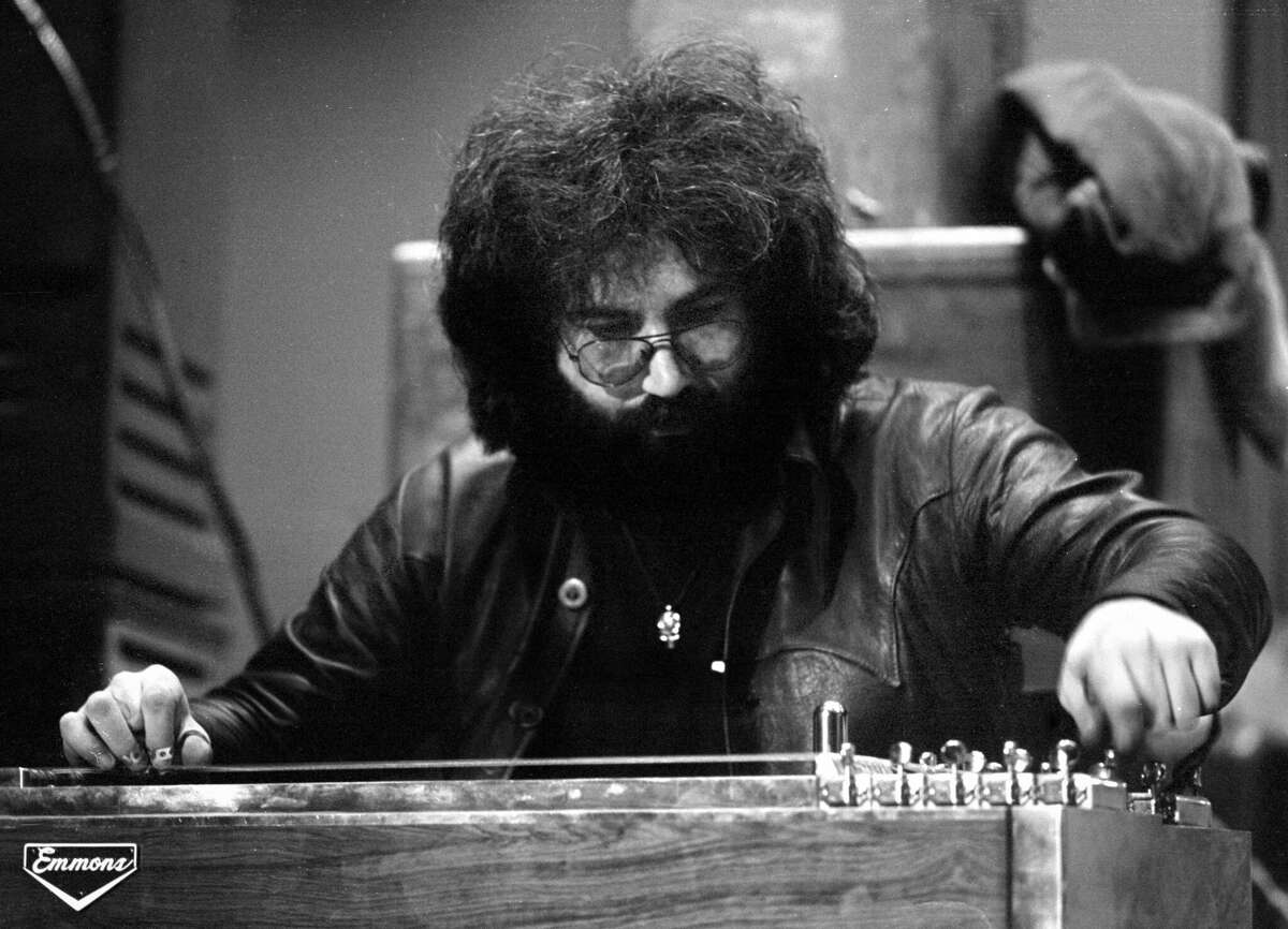 Jerry García de Grateful Dead actúa en el escenario del Tivoli Concert Hall en abril de 1972 en Copenhague, Dinamarca.