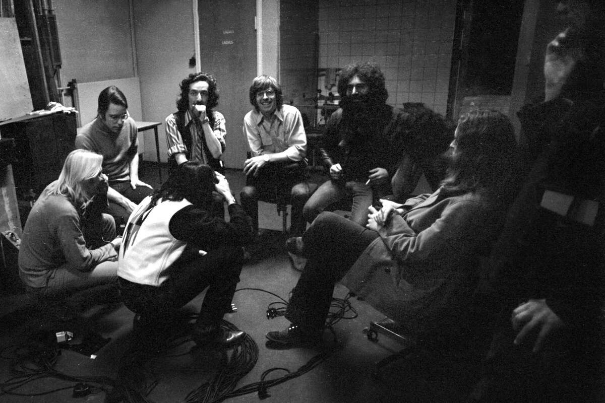 Retrato grupal de The Grateful Dead, entre bastidores en el camerino del Tivoli Concert Hall en abril de 1972 en Copenhague, Dinamarca.