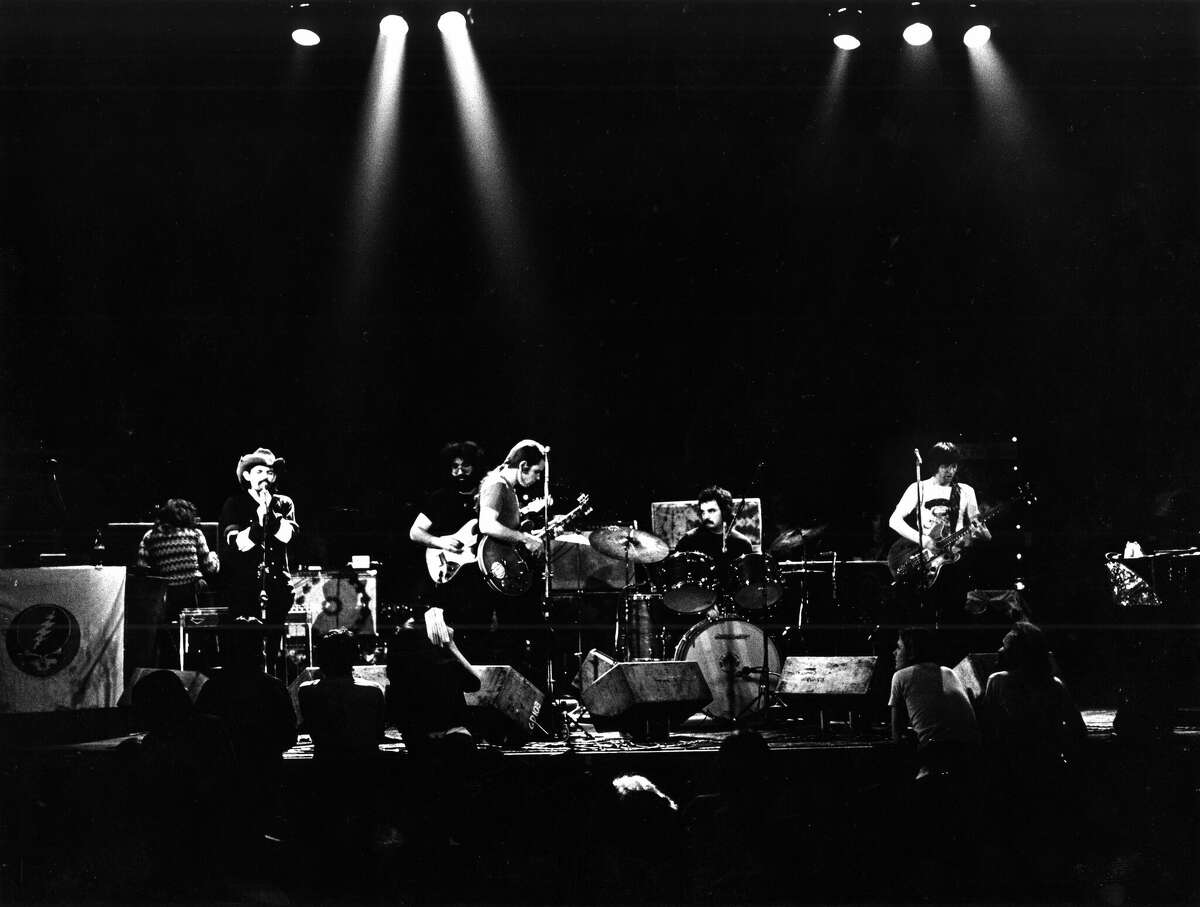 Ron "Pigpen" McKernan, Jerry García, Bob Weir, Bill Kreutzmann y Phil Lesh de Grateful Dead actúan en el escenario del Tivoli Concert Hall en abril de 1972 en Copenhague, Dinamarca.